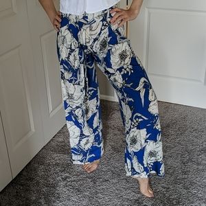 NWOT Lucy & Laurel Floral Pants